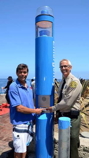 Avalon Mayor Bob Kennedy and Capt. Douglas Fetteroll, commander of the Avalon Sheriff’s Station, at the dedication of the emergency phone.