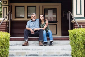 Juan Carlos Whyte-Lira and his daughter Itzel Whyte-Aguayo sit on USC’s JEP House steps