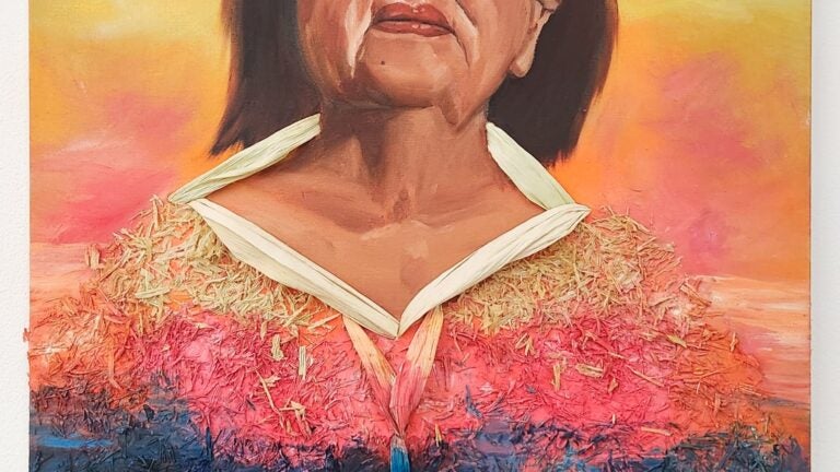 Portrait of a Wilma Mankiller, a Cherokee woman. Her fingers are knotted with pieces of string.