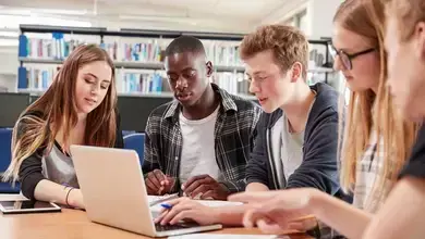 group-college-students-collaborating-on qoek