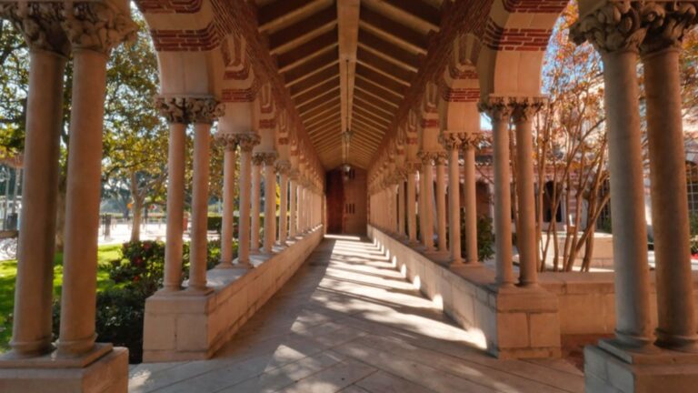An image of an outdoor hallway with arches and columns on the North side of the University Park Hallway.