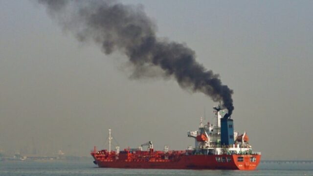 Pollution from a ship off the coast of India at the Mumbai Port. Source: Flickr by Cyprien Hauser, CC BYND-2.0)