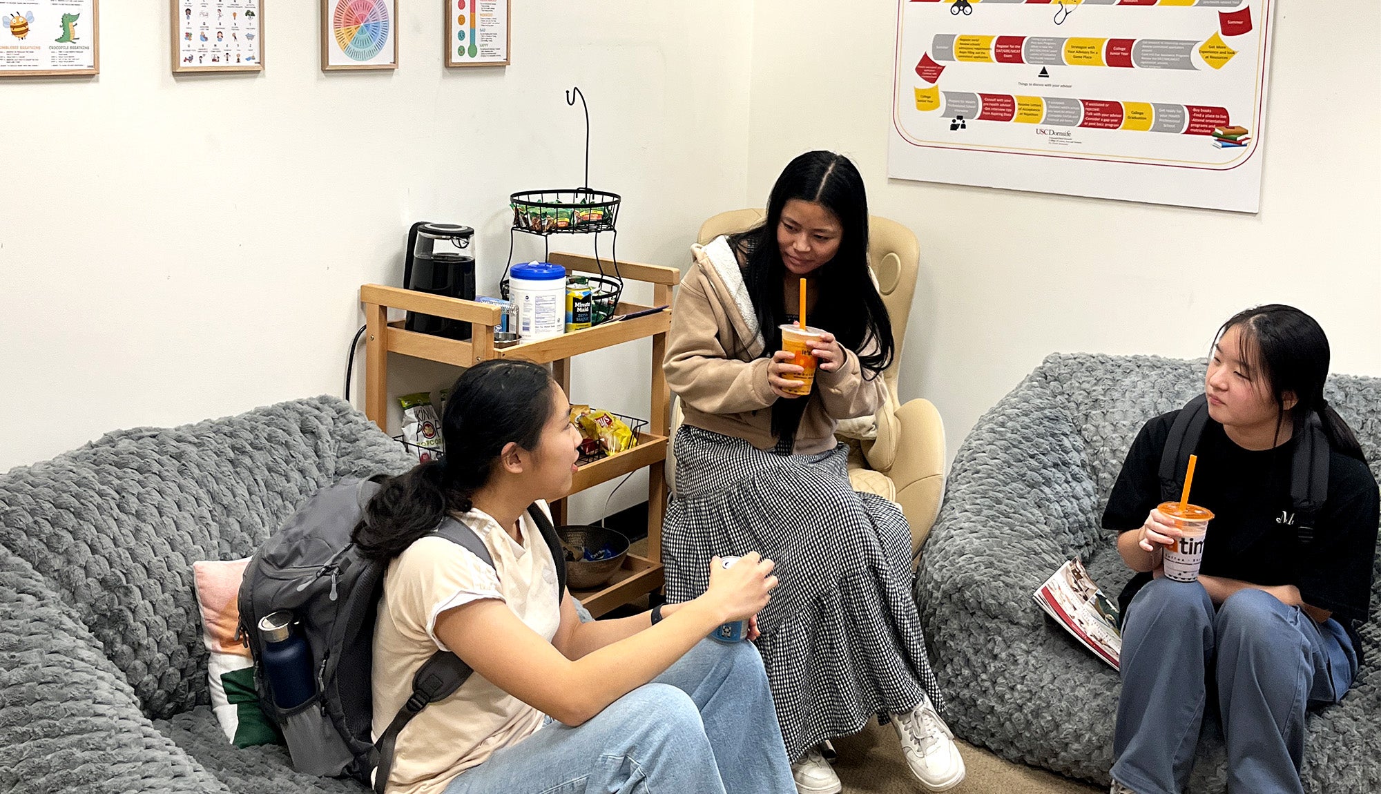 Pre-health students gather in the new Pre-Health Scholars Den, a resource offered through USC Dornsife’s Pre-Health Advisement Office.