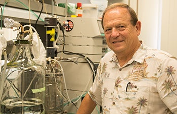 Portrait of Kenneth Nealson in lab